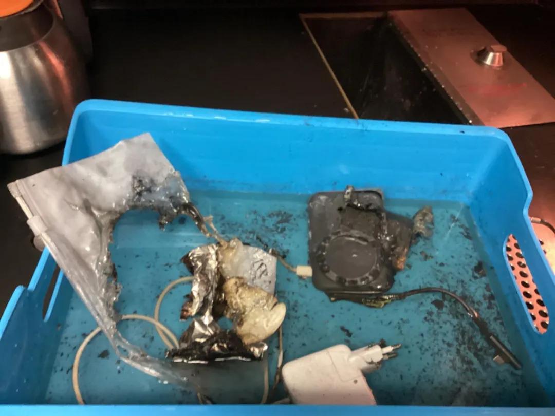 荷航前CEO坐自家航班	，违规使用充电宝还睡着，充电宝爆炸起火！航班已飞行5小时，被迫紧急返航
