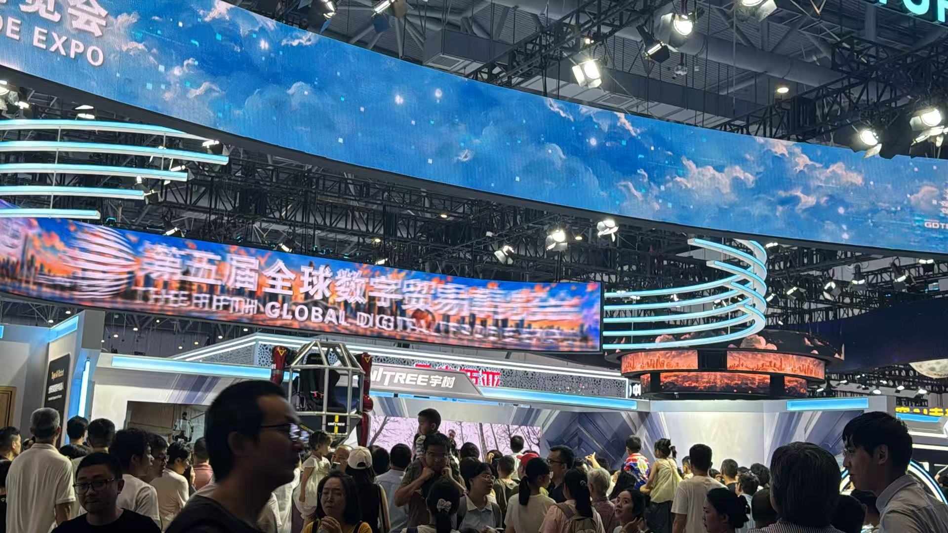 AI“包场”数贸会:王兴兴谈机器人攻克毫米级误差,安全厂商开始“以AI制AI”